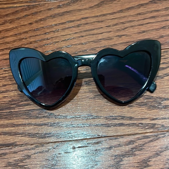 Heart Shaped Cat EyeSunglasses - Picture 2 of 3